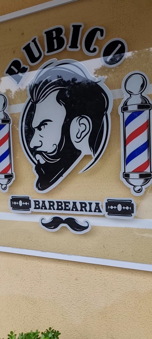 Logo da Rubico Barber Shop na vitrine