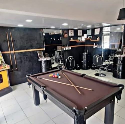 Sala com mesa de sinuca dentro da Rubico Barber Shop