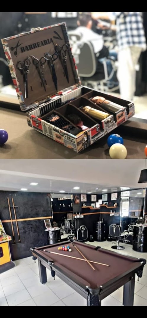 Kit de tesouras de barbeiro e mesa de sinuca dentro da Rubico Barber Shop